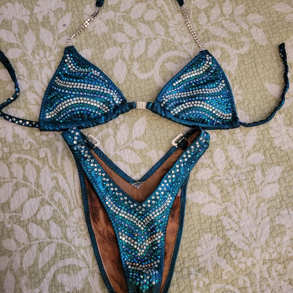 IFBB/ NPC/ WNBF/ OCB Figure suit by Vals